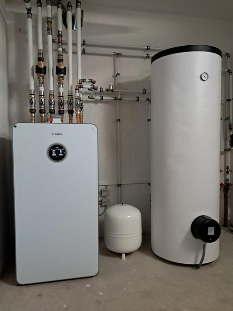 Bosch Wärmepumpen-Innengerät mit Warmwasserspeicher und Verteiler im Technikraum