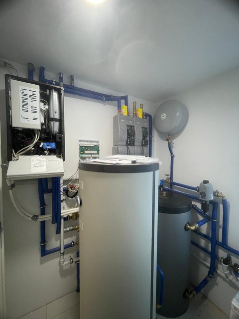Technikraum einer Wärmepumpenanlage mit Speichern, Hydraulik und Steuerung