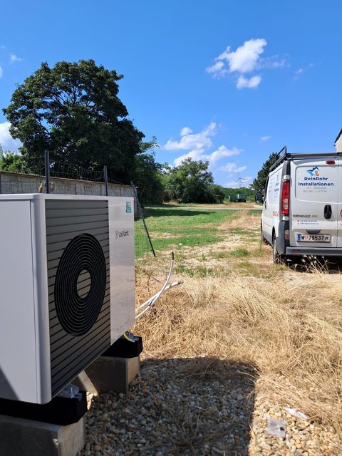 Vaillant-Wärmepumpe mit ReinRohr-Transporter bei der Montage