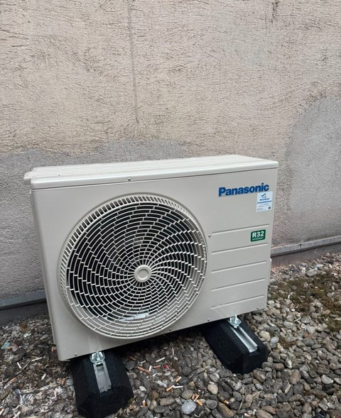 Panasonic Klimaanlage Außengerät mit ReinRohr-Serviceaufkleber
