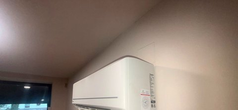 Panasonic Klimagerät Inneneinheit mit sauber verlegter Kältemittelleitung – Montage von ReinRohr
