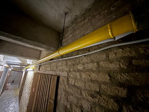 Steigleitungssanierung: freigelegte Leitungsführung im Keller