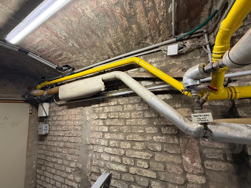 Notdienst-Einsatz an einer schadhaften Gas- und Wasser-Steigleitung im Keller eines Wiener Hauses, provisorisch mit Absperrventil gesichert