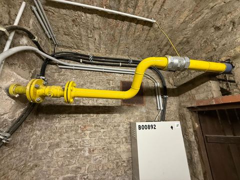 Fachgerecht erneuerte und gedämmte Gas- und Wasserleitungen im Kellergeschoß eines Wiener Altbaus