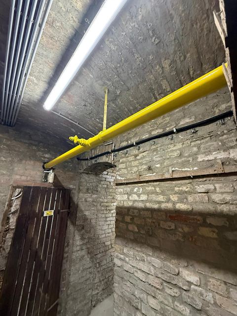 Detailaufnahme der sanierten Gas- und Wasserinstallation