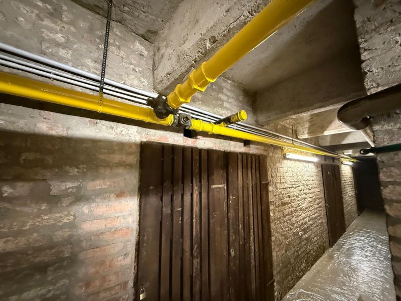 Fachgerecht montierte und gedämmte Gas- und Wasserleitungen im Kellergeschoß eines Wiener Altbaus – Beispiel für die sorgfältige Arbeitsweise von ReinRohr
