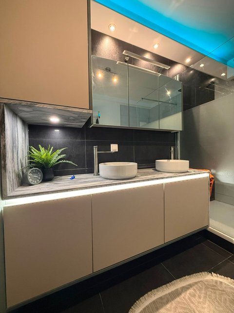 Design-Bad mit Doppelwaschtisch und LED-Unterbauleuchte, Aufnahme von links – Sanitärinstallation von ReinRohr