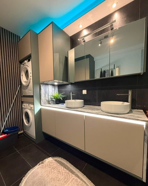Design-Bad mit Doppelwaschtisch und Waschmaschinen-Schacht, Aufnahme von rechts – Sanitärinstallation von ReinRohr